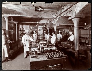 Cuochi che lavorano in cucina presso i produttori di cioccolato Maillard, 116-118 West 25th Street, New York, 1902 (stampa al gelatino d